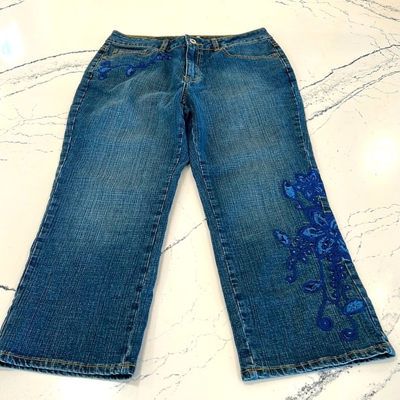 Coldwater Creek Crop Jeans with Decorative Blue Flowers sz.10 - Picture 1 of 9